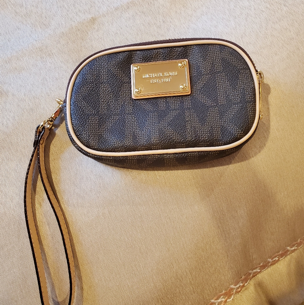 Michael Kors Round wristlet